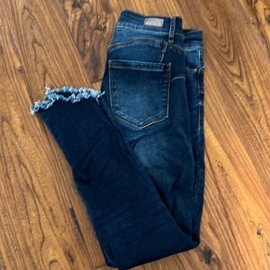 Women’s Juicy Couture skinny ankle frayed blue jeans.